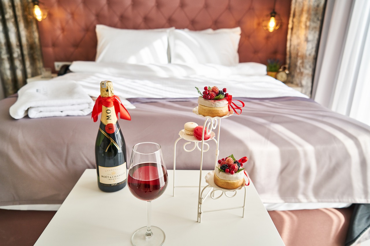 wine, fruit, bed-3804523.jpg